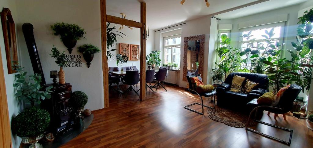 a living room filled with lots of plants at Dantas Apartment in Nuremberg
