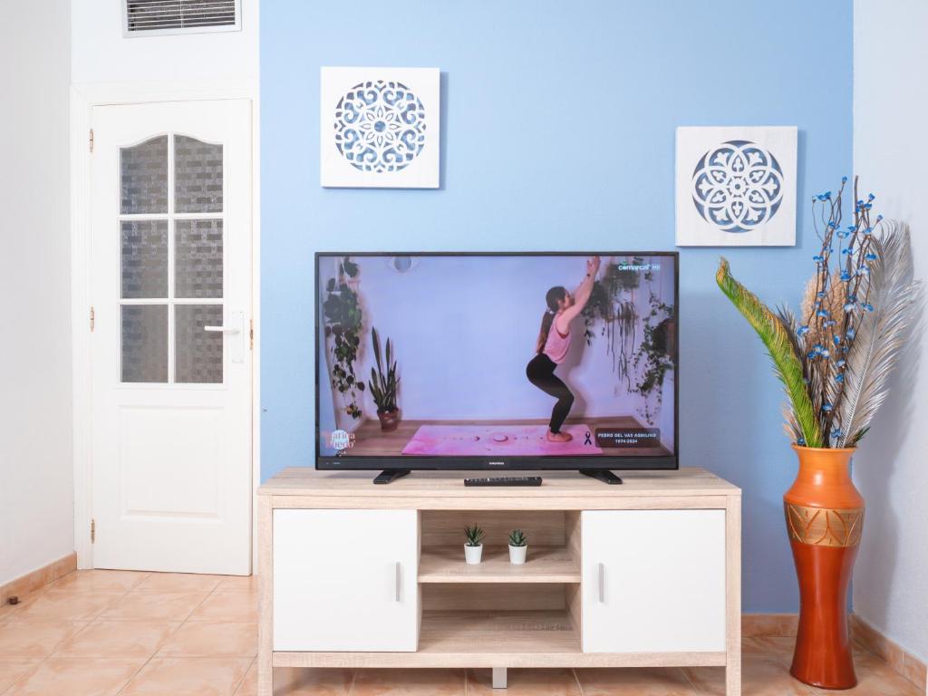 Televízia a/alebo spoločenská miestnosť v ubytovaní Apartamentos El Calón Playa