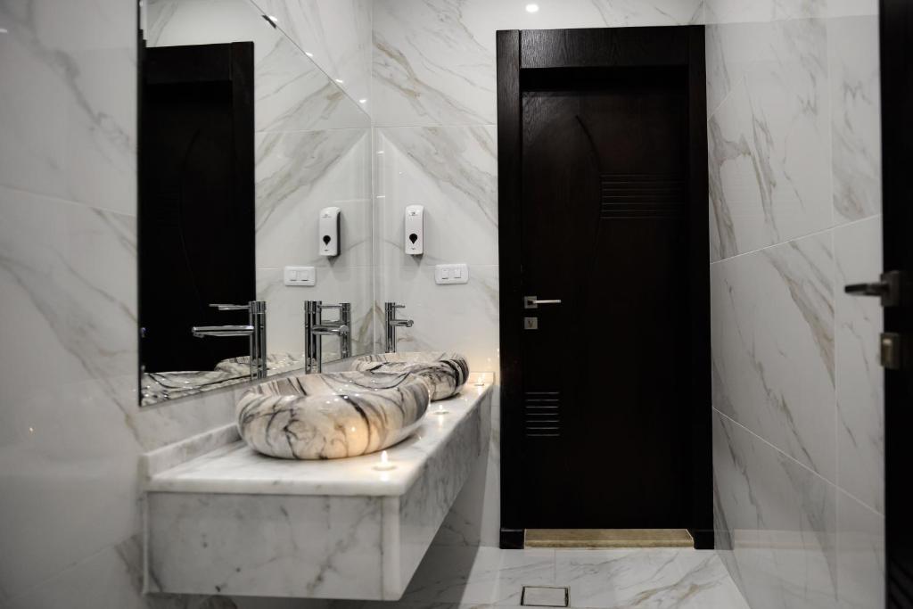 Koupelna v ubytování Petra Premium Hotel