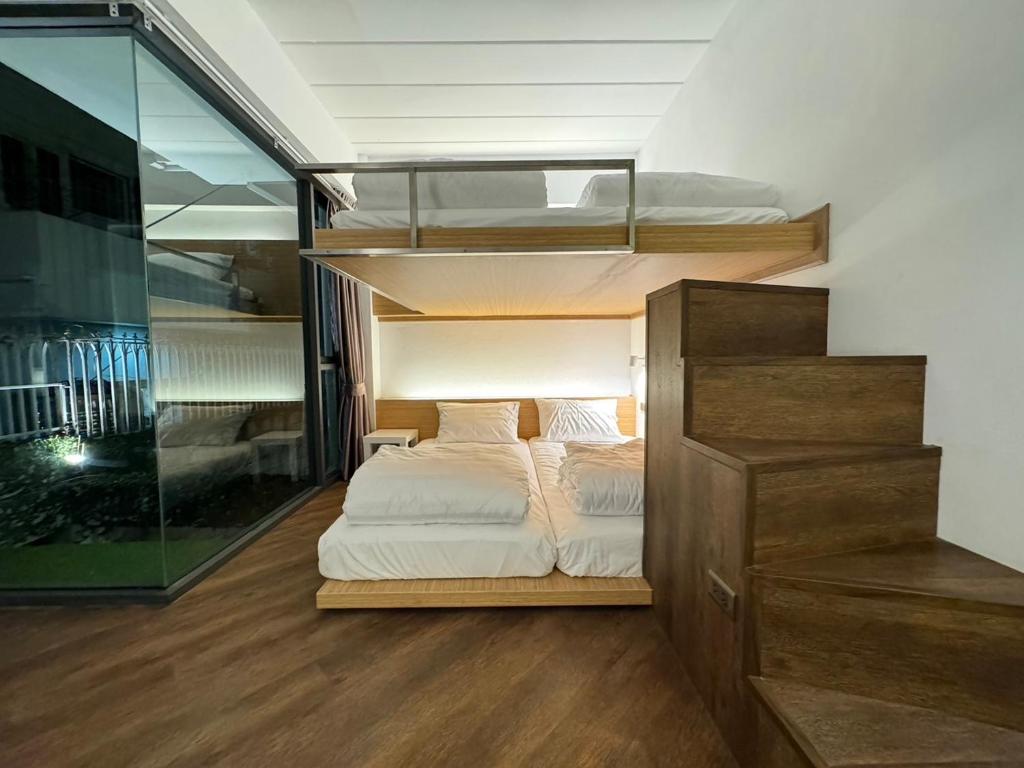 One More Space - Resim 19