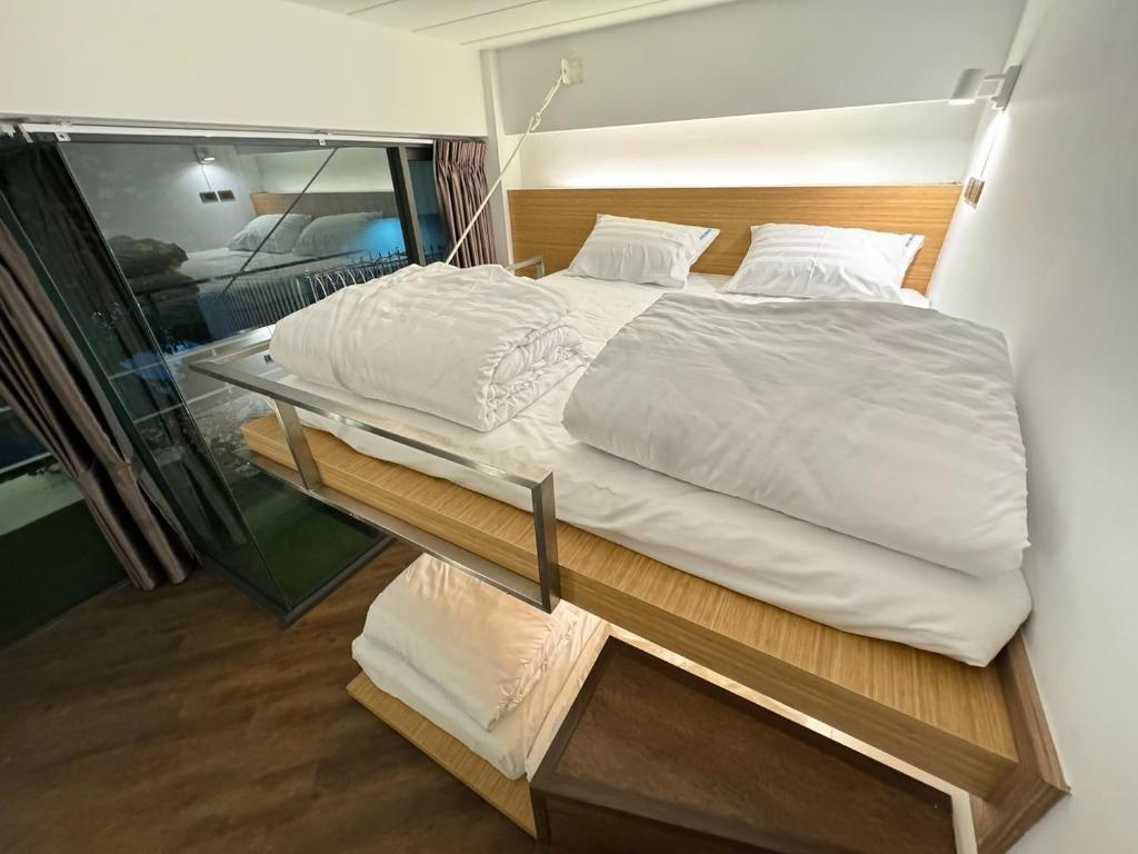 One More Space - Resim 20