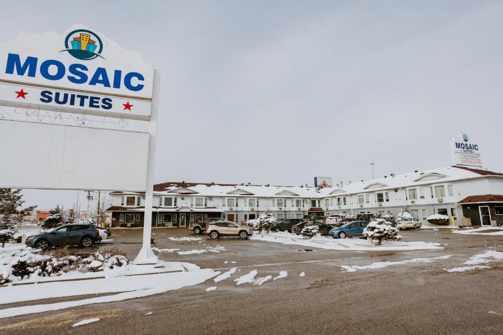 un cartel en un estacionamiento frente a un motel en Mosaic Suites en Red Deer