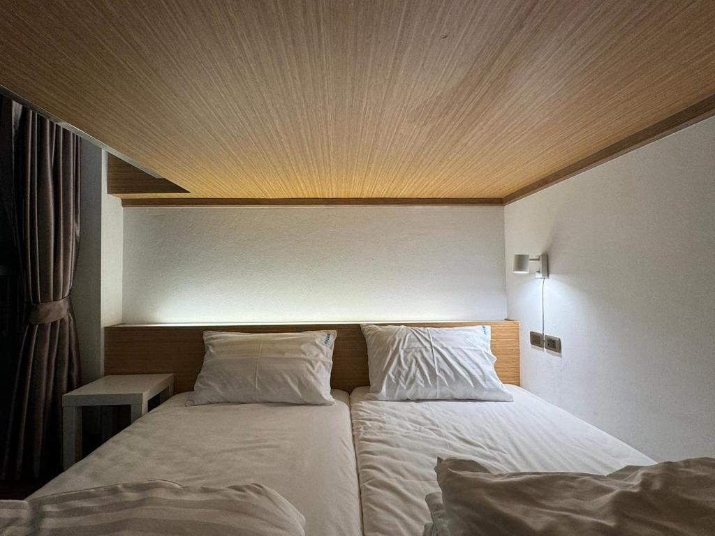 One More Space - Resim 21