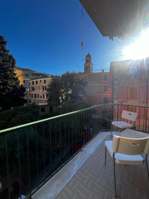 un balcon avec deux chaises et une vue sur une ville dans l'établissement Sant'Andrea Appartamento nel borgo antico, à Levanto