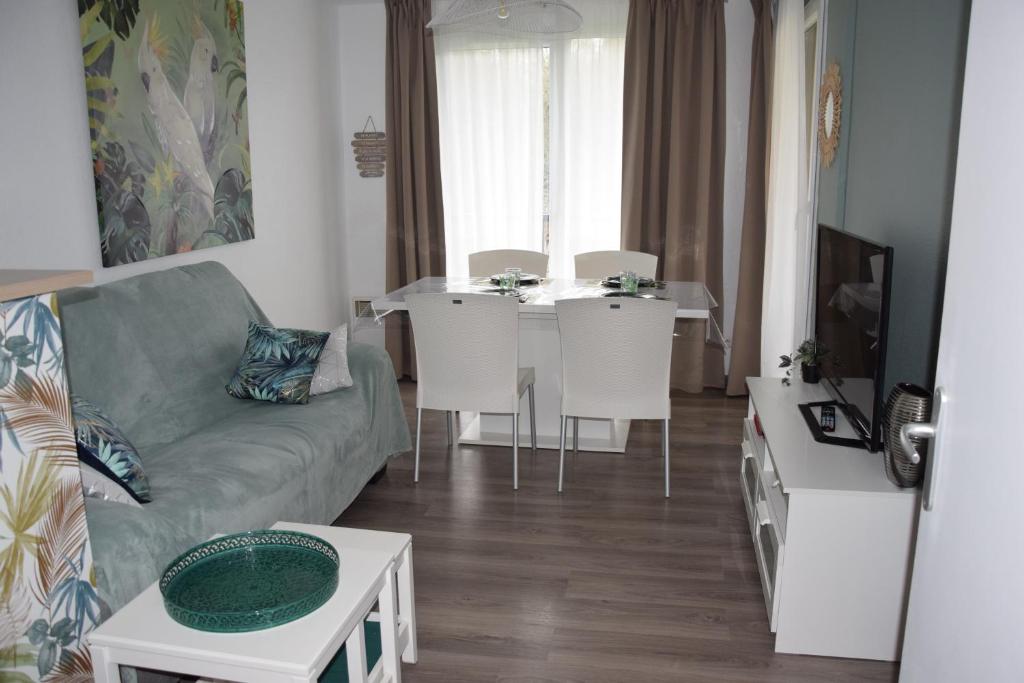 un salon avec un canapé et une table dans l'établissement T3 4 à 5 pers 4km Honfleur piscine, à Équemauville