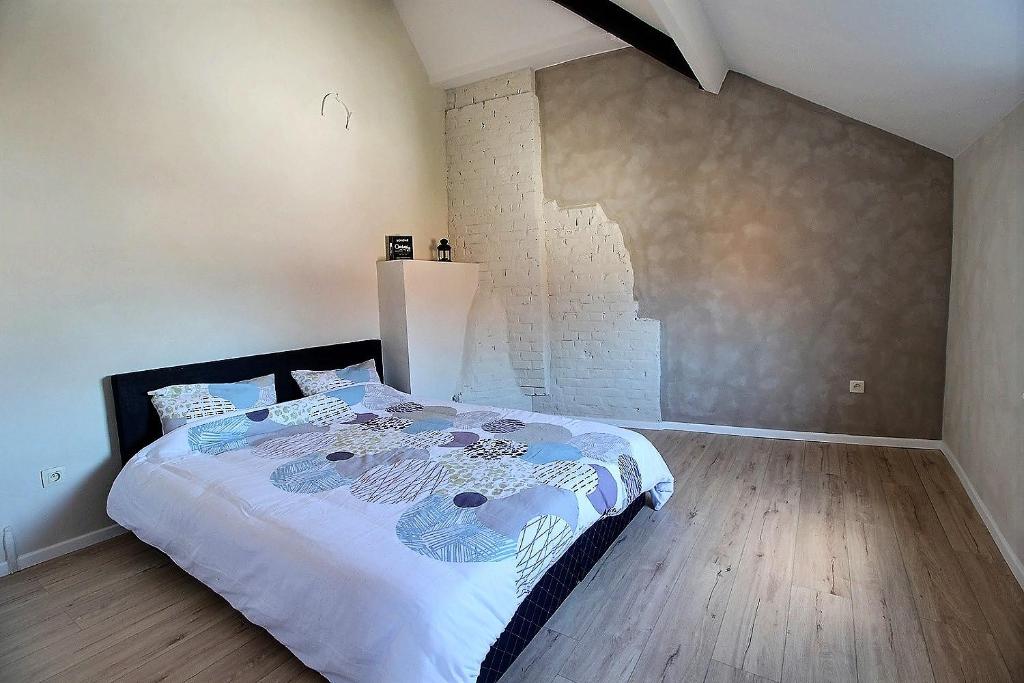 een slaapkamer met een bed in een kamer bij Charleville 39 K Bruxelles-charleroi-aéroport in Charleroi