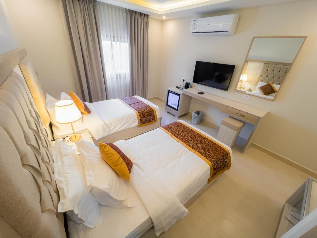 TV a/nebo společenská místnost v ubytování Petra Premium Hotel