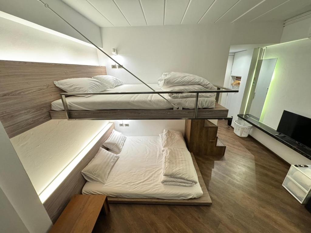 One More Space - Resim 23