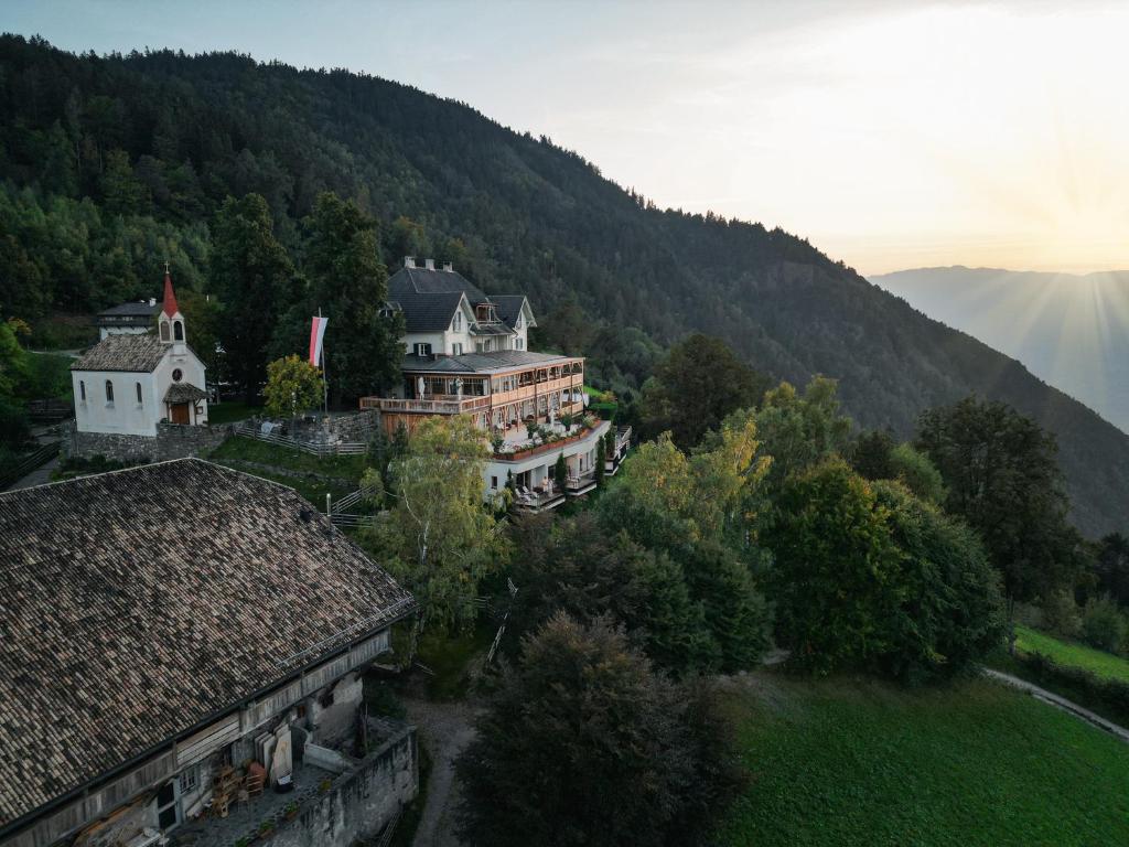 uma vista aérea de uma casa numa montanha em Gasthof Kohlern 1130 m em Bolzano