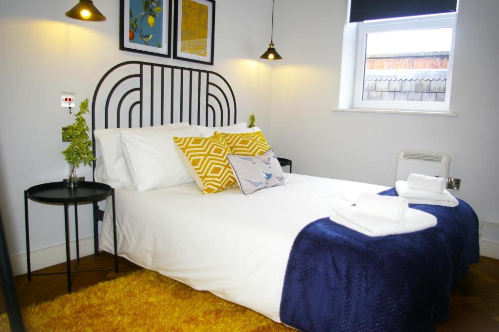 里彭的住宿－The Hornblower Suite - Yorkshire Accommodates，卧室设有一张白色大床和一扇窗户。