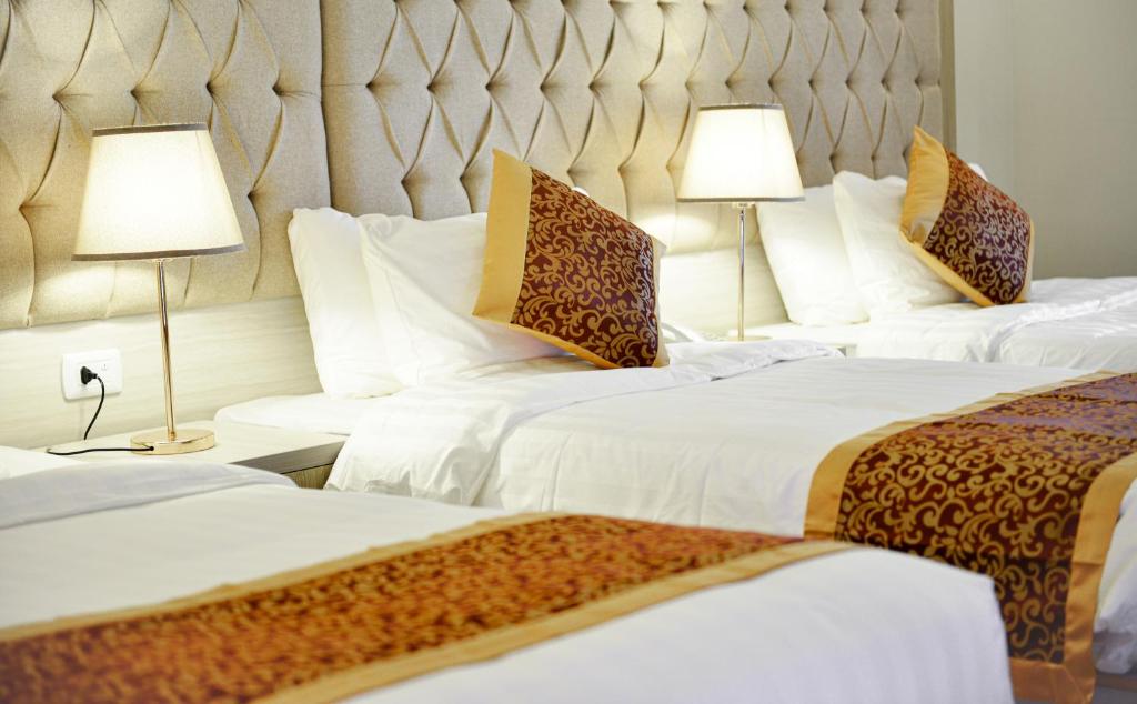 Postel nebo postele na pokoji v ubytování Petra Premium Hotel