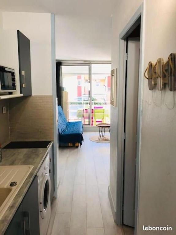 Kuchyň nebo kuchyňský kout v ubytování Le Mistral - Studio cabine terrasse à Palavas