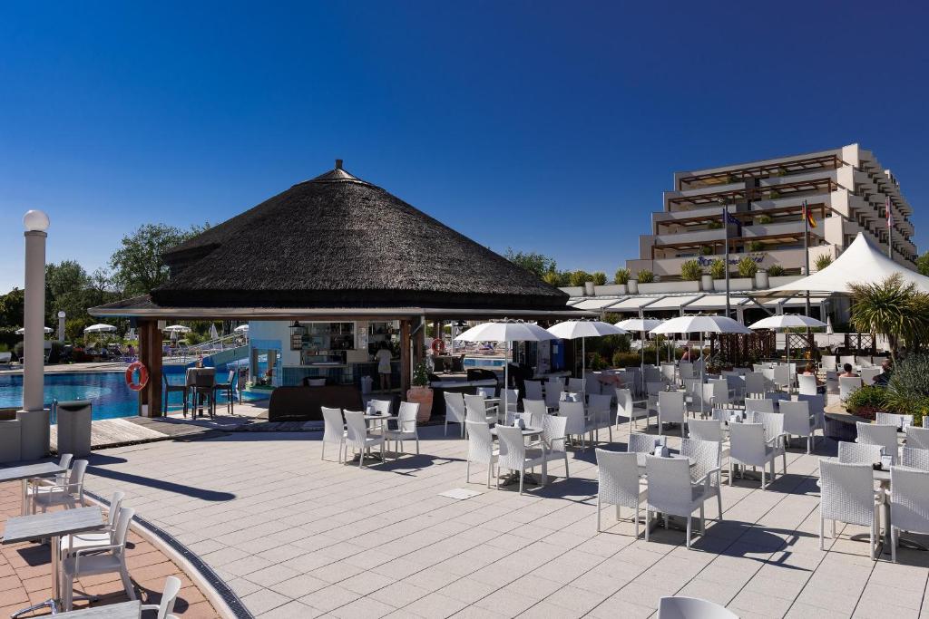 Бассейн в Aparthotel Holiday или поблизости