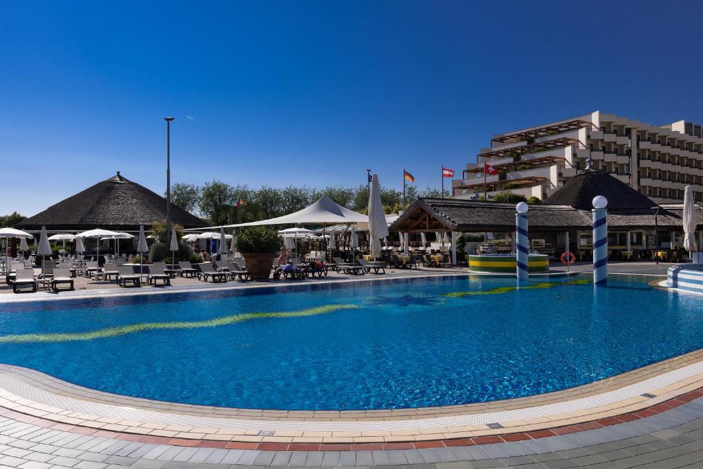 Бассейн в Aparthotel Holiday или поблизости