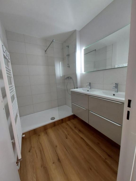 een badkamer met een douche, een wastafel en een bad bij Le domaine de la corchade TOUT NEUF pour 6 personnes société selogerametz com in Metz
