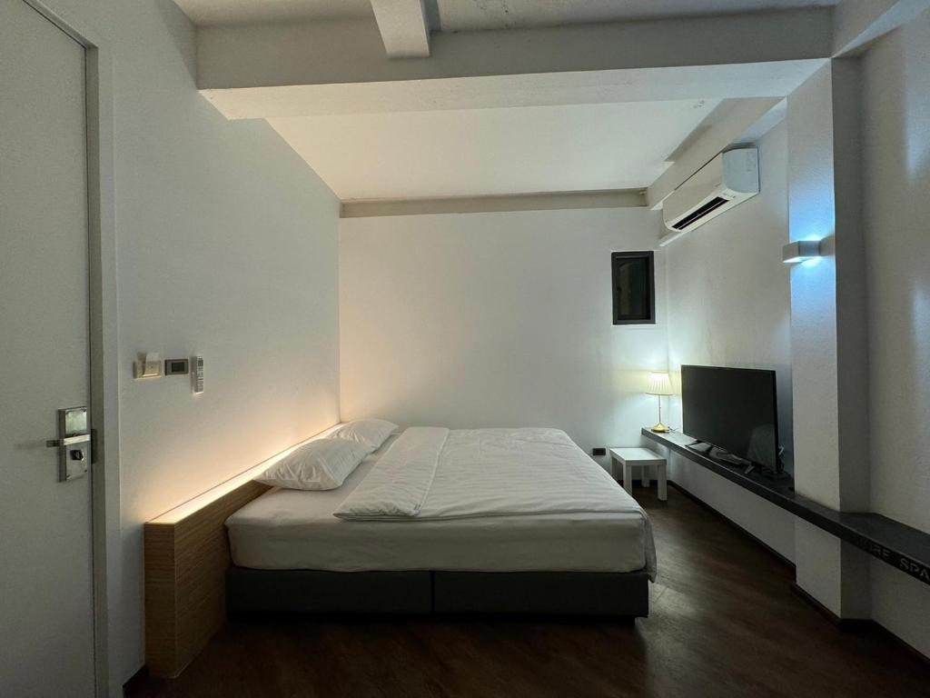 One More Space - Resim 35