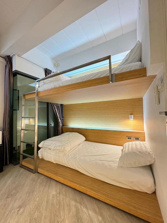 One More Space - Resim 41