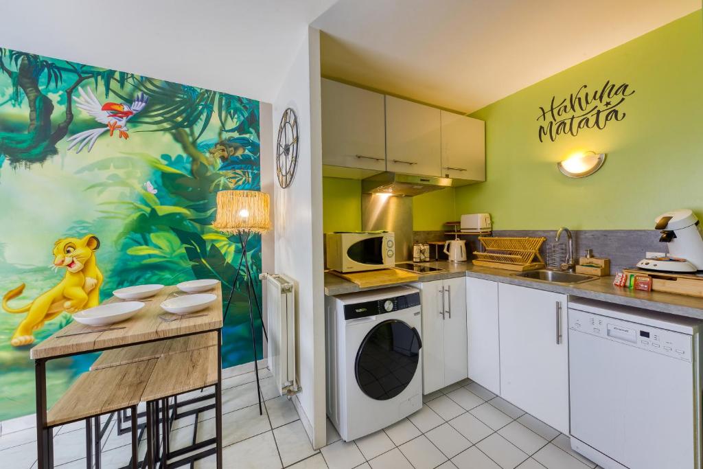 Kuchyňa alebo kuchynka v ubytovaní Cosy home / Disney / jungle