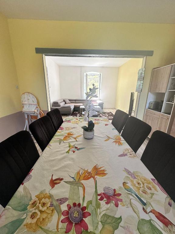 Posezení v ubytování CAN appart spacieux avec grand jardin et terrasse 1 à 8 pers