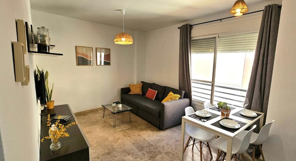 sala de estar con sofá y mesa en Romántico apartamento céntrico en Málaga