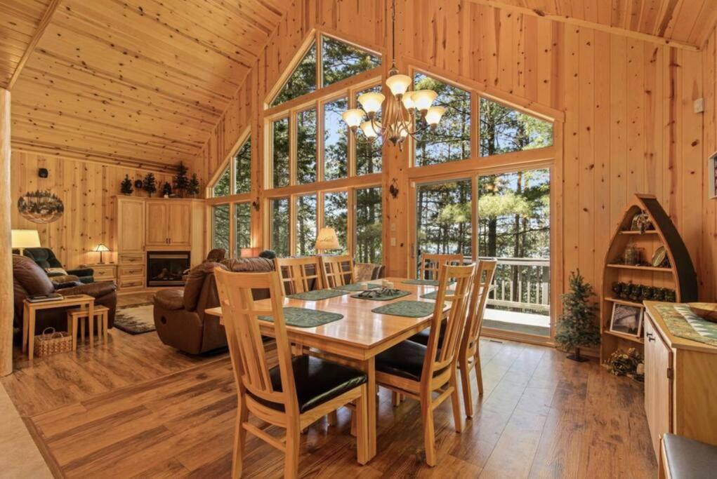 Εστιατόριο ή άλλο μέρος για φαγητό στο Premier Lakeside Retreat on The Whitefish Chain!
