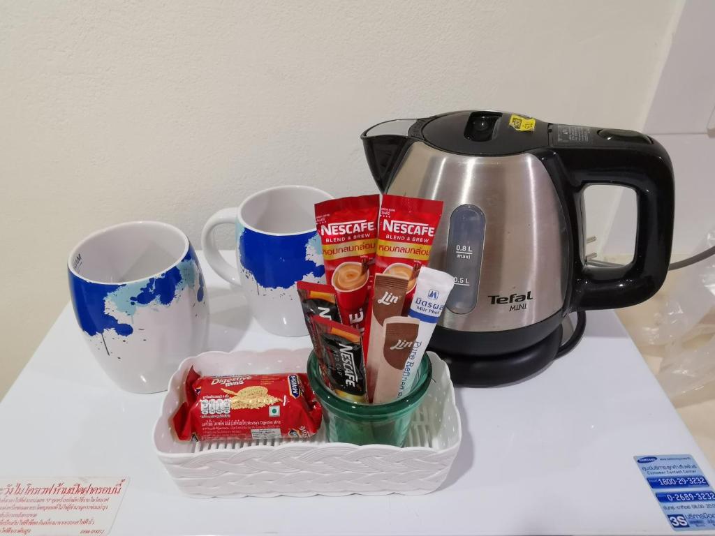 Příslušenství pro přípravu čaje a kávy v ubytování The Beach Bangsaen Condo Sea View Room 327-62 Top Floor-Free Netflix
