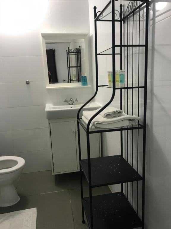 Koupelna v ubytování Eden Hotel