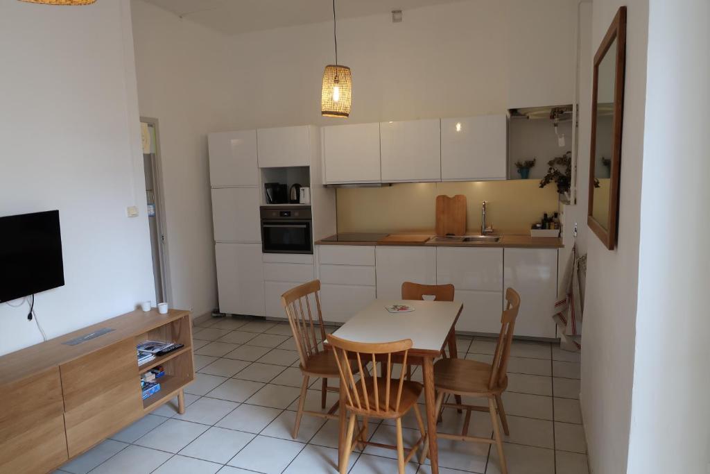 une cuisine avec une table et des chaises dans une pièce dans l'établissement Mourillon appartement T2/ 2 *, à Toulon