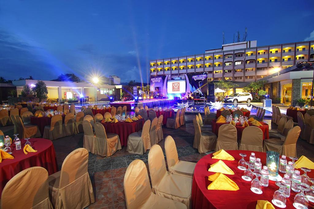 Restaurace v ubytování Pangeran Beach Hotel