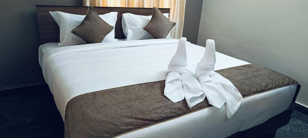Postel nebo postele na pokoji v ubytování PVK Residency, Tirupati