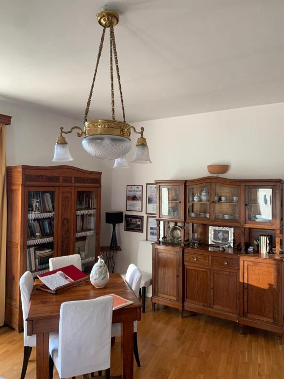 una sala da pranzo con tavolo e lampadario pendente di La Porta di San Domenico a Sessa Aurunca