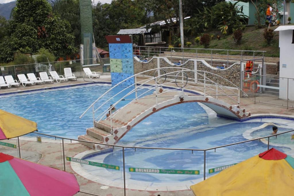 una gran piscina con un tobogán. en Rayito de sol, en Nocaima