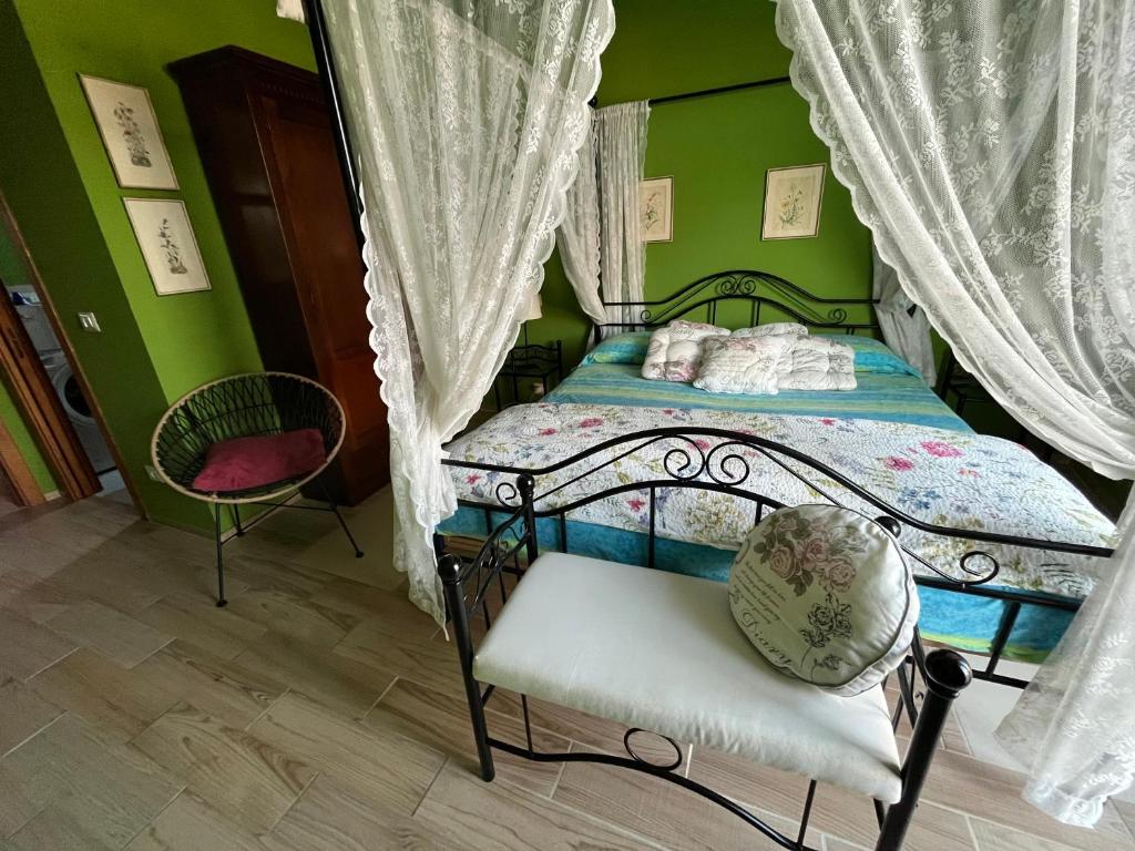 niewielka sypialnia z łóżkiem i krzesłem w obiekcie Casa Cinque Colori w mieście Rodi