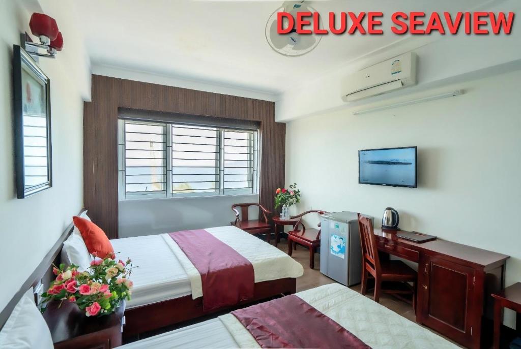 Habitación de hotel con 2 camas y escritorio en SAMMY Hotel - Khách sạn SAMMY, en Giáp Vinh Yên