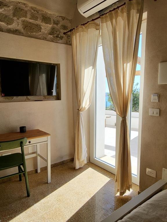 TV a/nebo společenská místnost v ubytování Il Panorama di Ercole