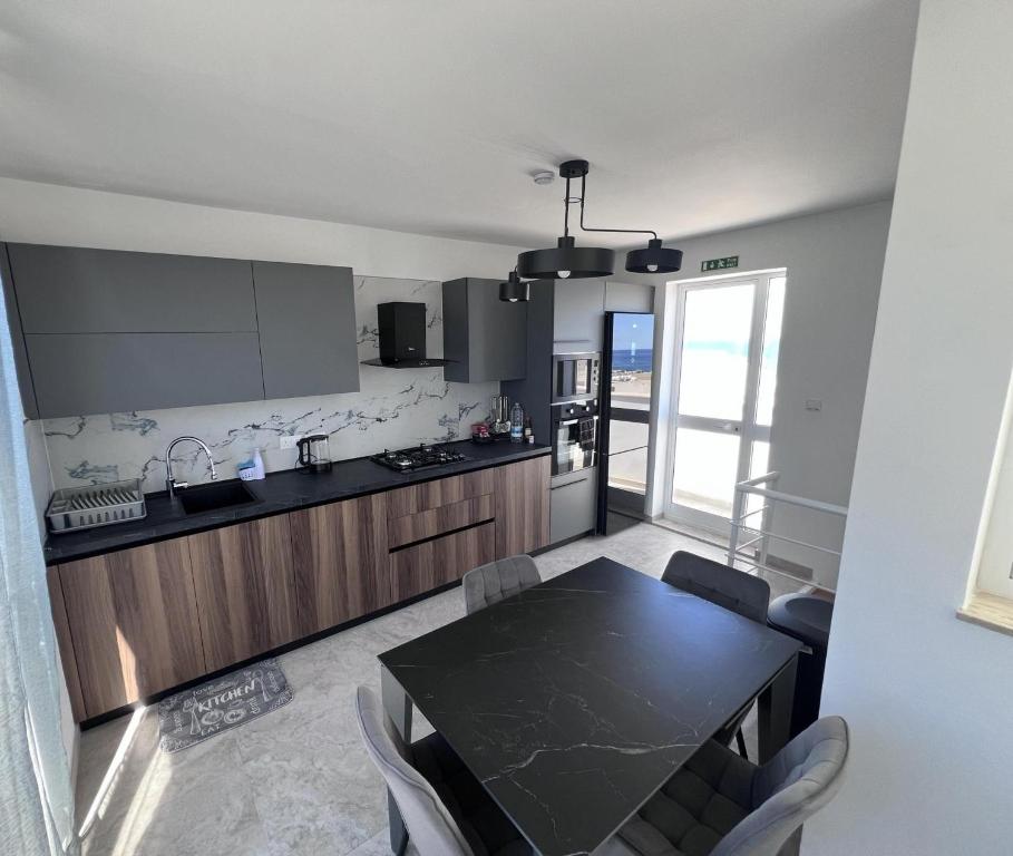 Kuchyň nebo kuchyňský kout v ubytování Sea Breeze Duplex Deluxe Penthouse