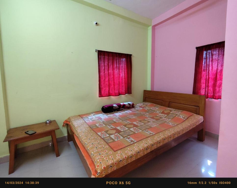ein Schlafzimmer mit einem Bett und zwei Fenstern in der Unterkunft India Tours Only Sundarban Natural Homestay in Mathurakhanga