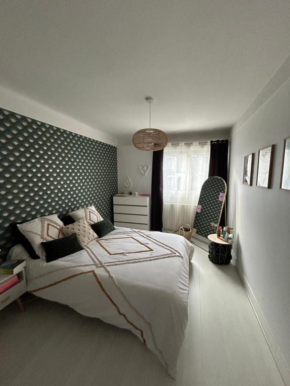 - une chambre avec un lit et un mur à motifs dans l'établissement Havre de paix proche épreuves JO 2024, à Vaires-sur-Marne