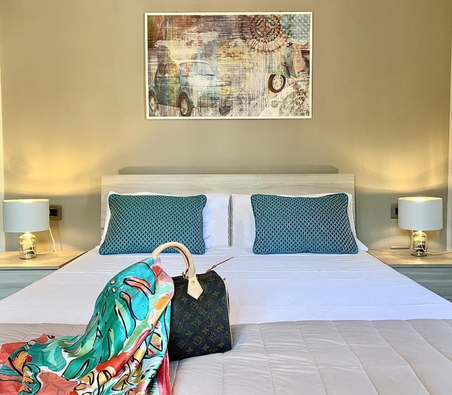 1 dormitorio con cama blanca y almohadas azules en Flat 252 Sorrento Apartments, en Sant'Agnello