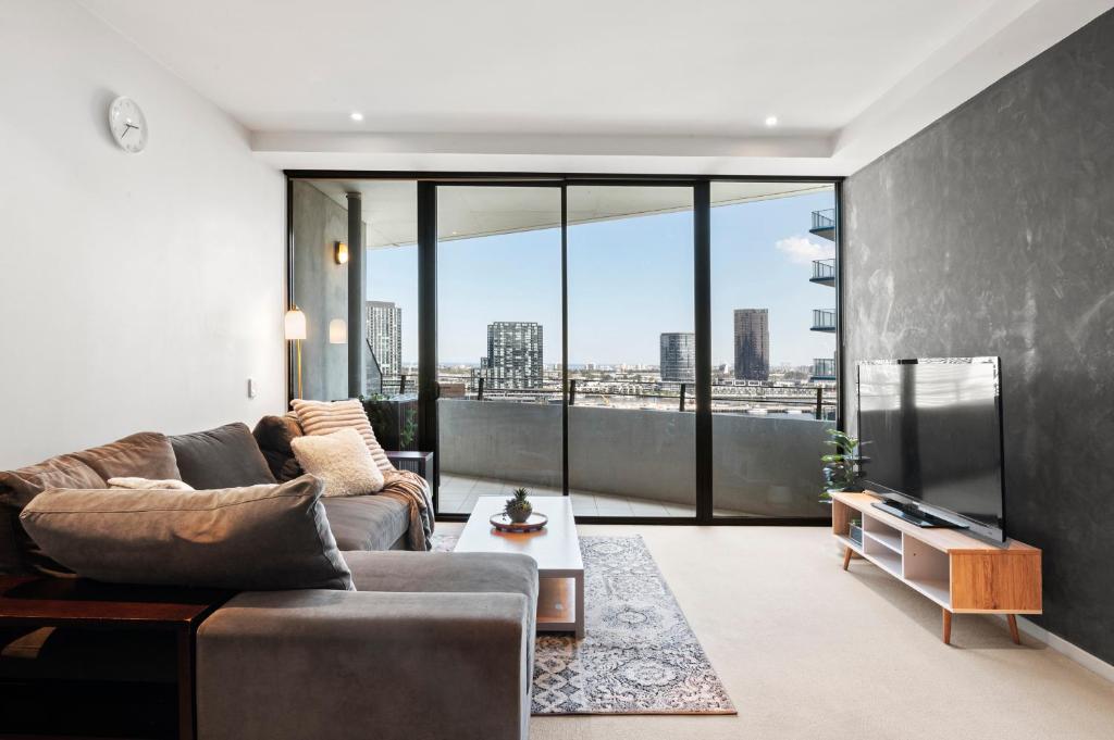 uma sala de estar com um sofá e uma grande janela em Sea View, Gym & Pool, 2 bedrooms 2 bathrooms em Melbourne