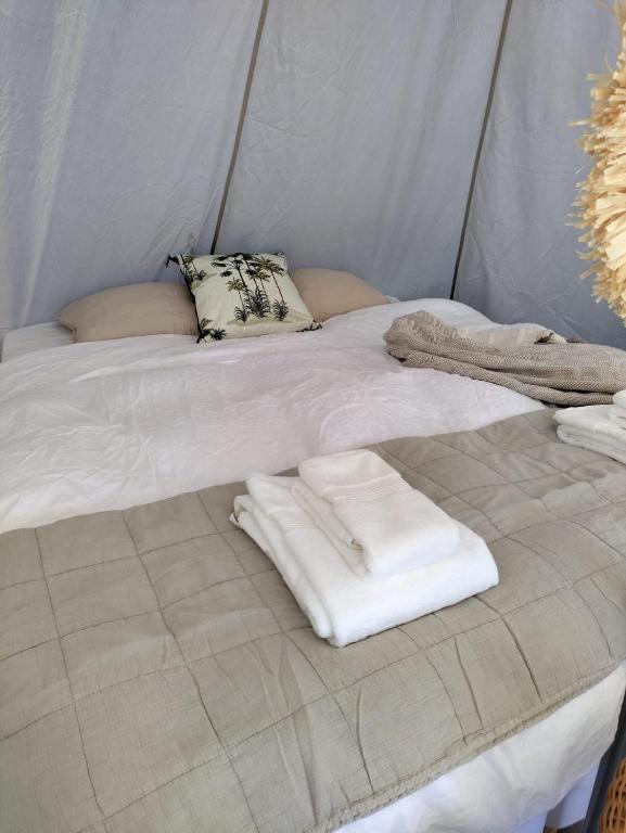 Postel nebo postele na pokoji v ubytování Luxury Tent with Restroom and shower, close to the Beach