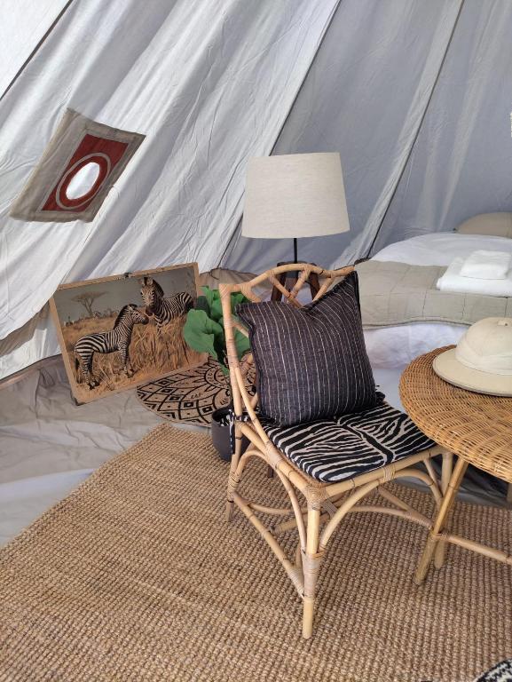 Posezení v ubytování Luxury Tent with Restroom and shower, close to the Beach