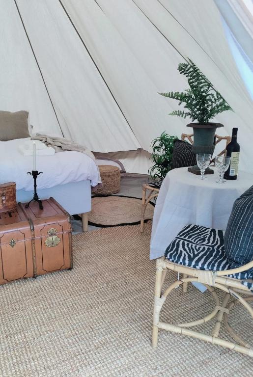 Posezení v ubytování Luxury Tent with Restroom and shower, close to the Beach