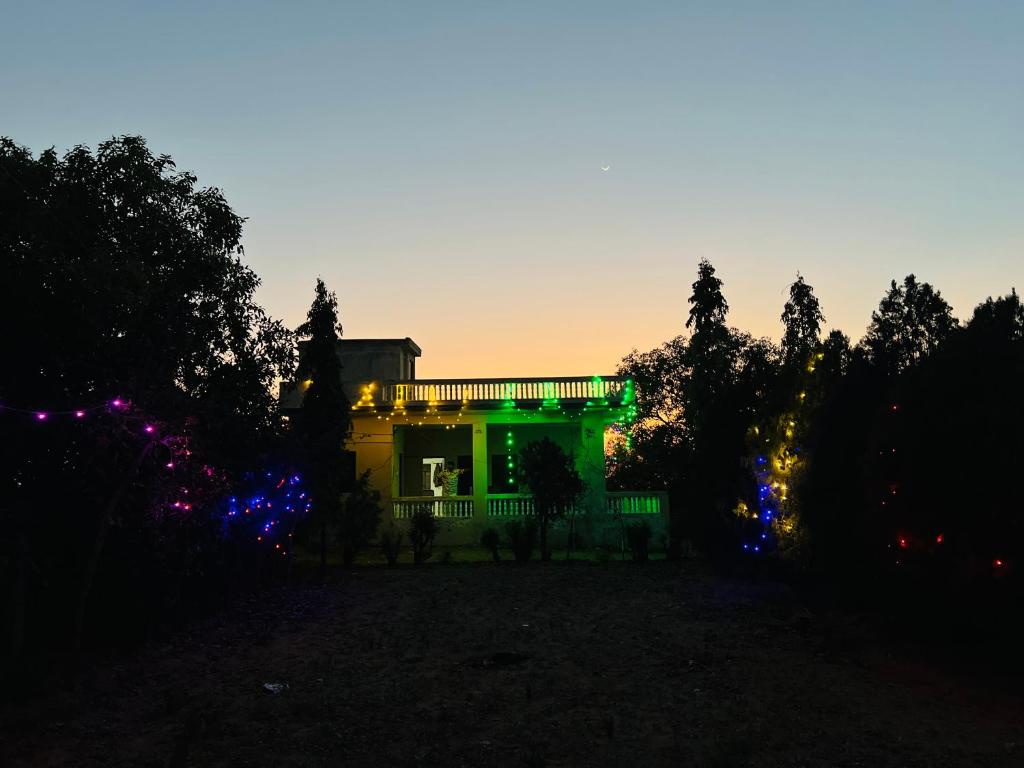una casa con luces verdes encendidas por la noche en CHK Emerald Villa’s Pushkar en Pushkar