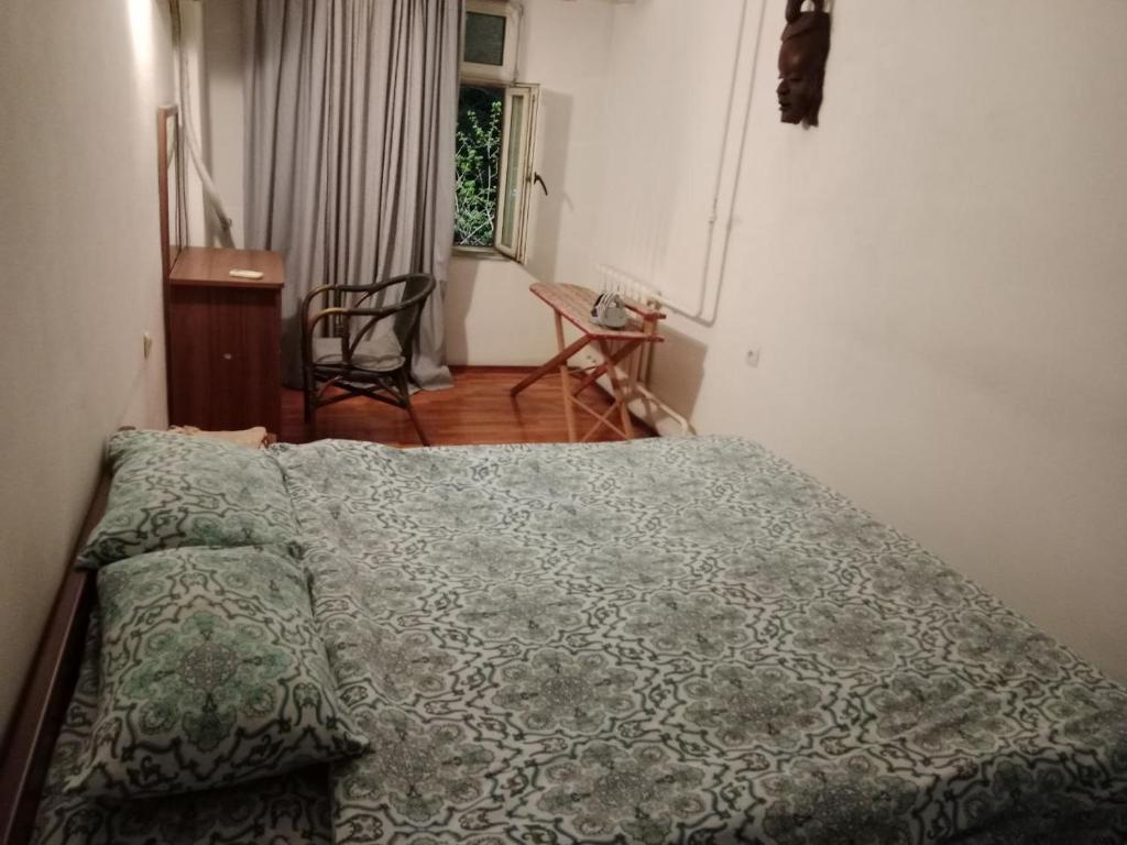 Uma cama ou camas num quarto em Apartment Tsentr 5