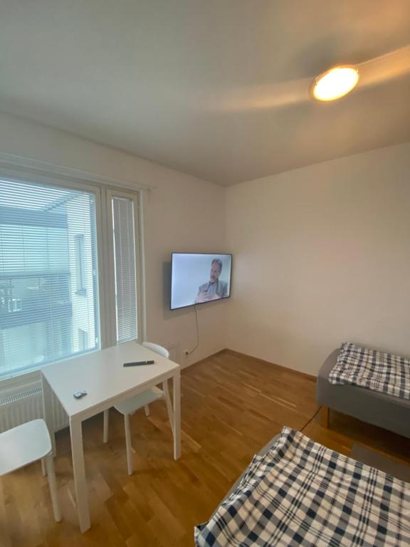 TV a/nebo společenská místnost v ubytování Yksiö Kakolassa