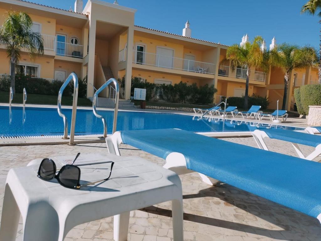 uma piscina com mesa e um resort em Holidays in Albufeira - Algarve em Albufeira