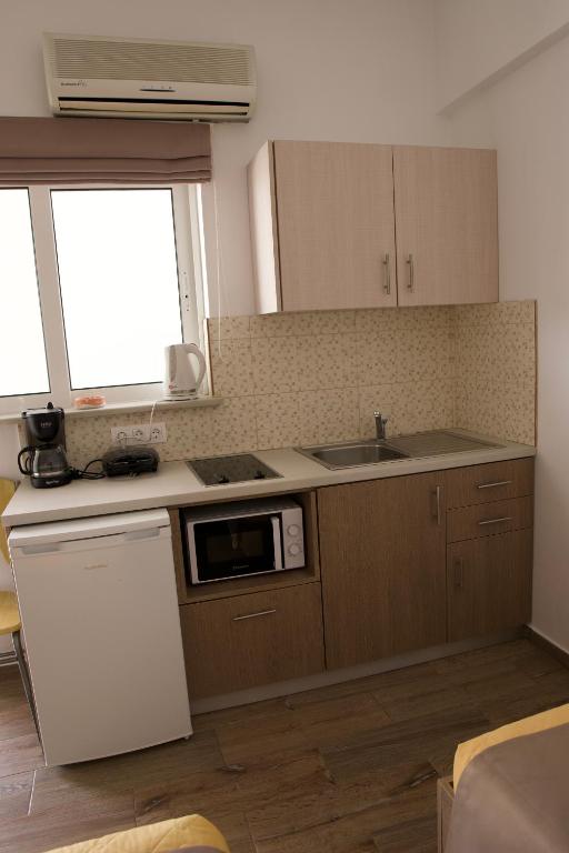 Kuchyň nebo kuchyňský kout v ubytování Seaside Studios Kirania