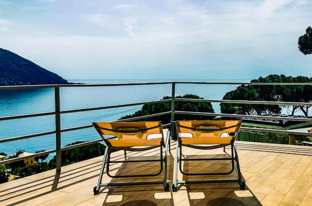 - deux chaises assises sur un balcon donnant sur l'océan dans l'établissement Counting Stars, à Recco