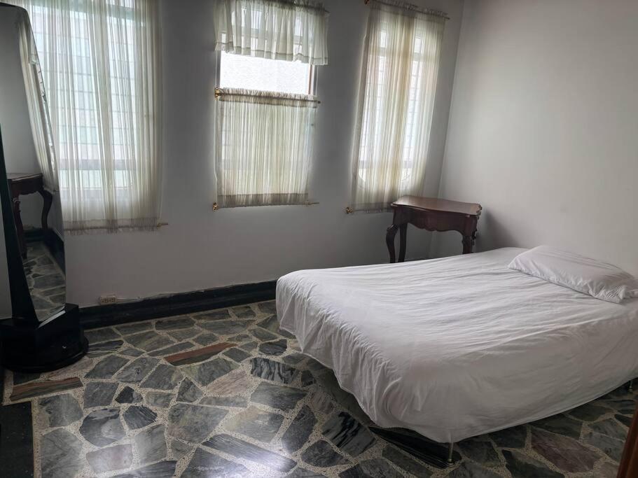 Postel nebo postele na pokoji v ubytování Lujosa casa, excelente sector, amplia con piscina
